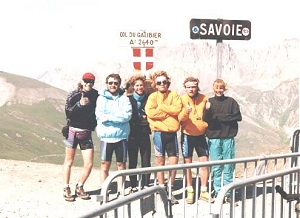Hele holdet på toppen af "Col de Galibier" i bidende kulde.
