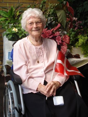 Mormor, Olde og Augusta Nielsen. En sej gammel kone på sin 99-års fødselsdag !