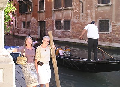 Pia og kusine Birgit ved en af kanalerne i Venedig